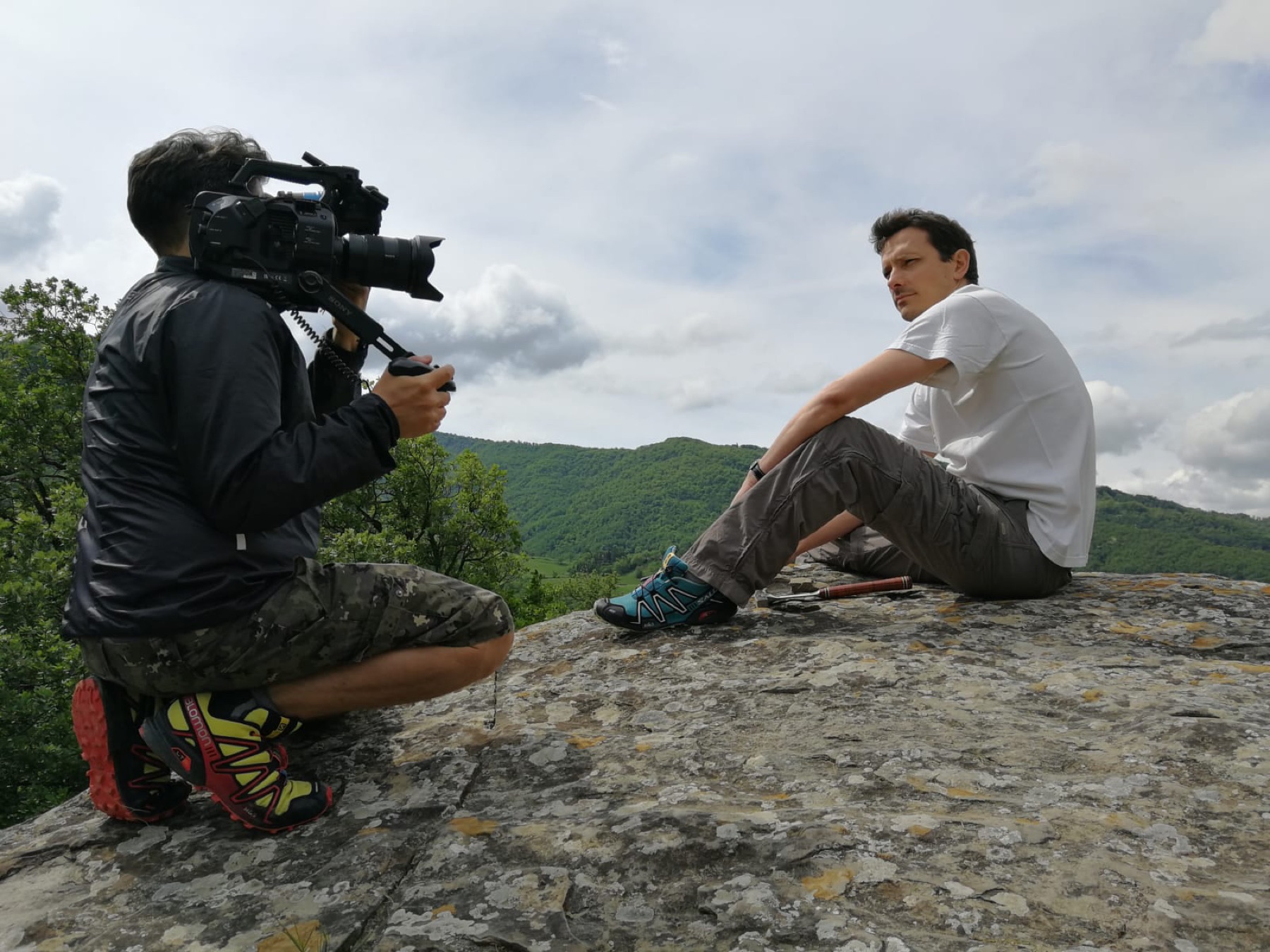 Una ripresa con telecamera a spalla su una roccia