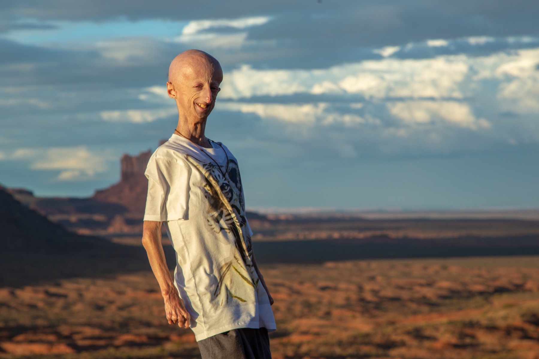 Sammy Basso nel paesaggio del deserto